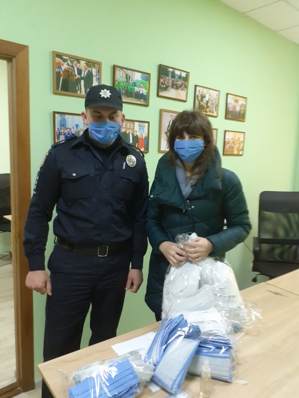 В моїй приймальні роздають засоби захисту медикам, поліціейскім, працівникам соціальних служб