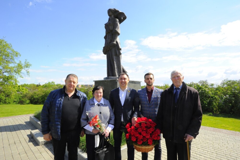 Привітав ветеранів і поклав квіти до підніжжя пам’ятника загиблим воїнам на Алеї Слави