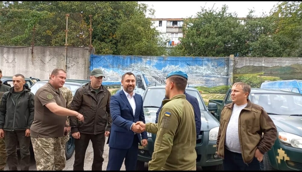 Стріхарський передав в один із підрозділів військово-морських сил шість позашляховиків