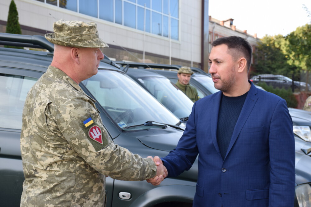 Стріхарський передав ще 5 позашляховиків на потреби ЗСУ