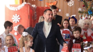 Стріхарський привітав дітей та роздав 1500 подарунків у громадах Черкаської області