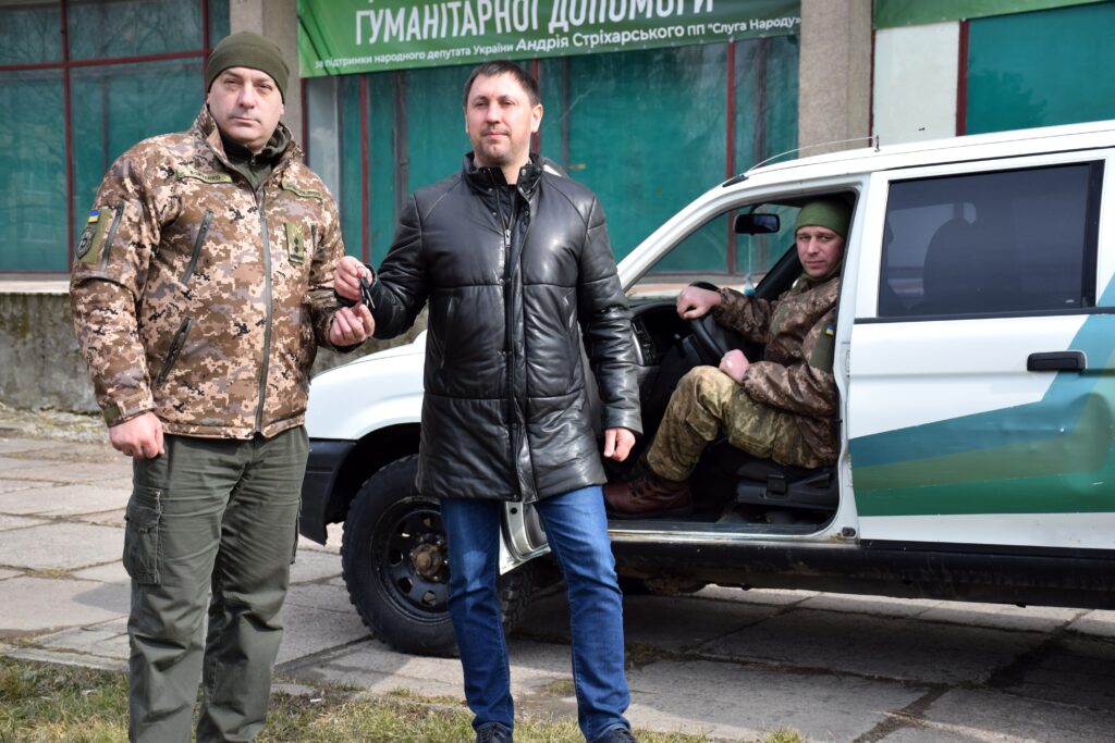Автівки та медикаменти передали батальйонам