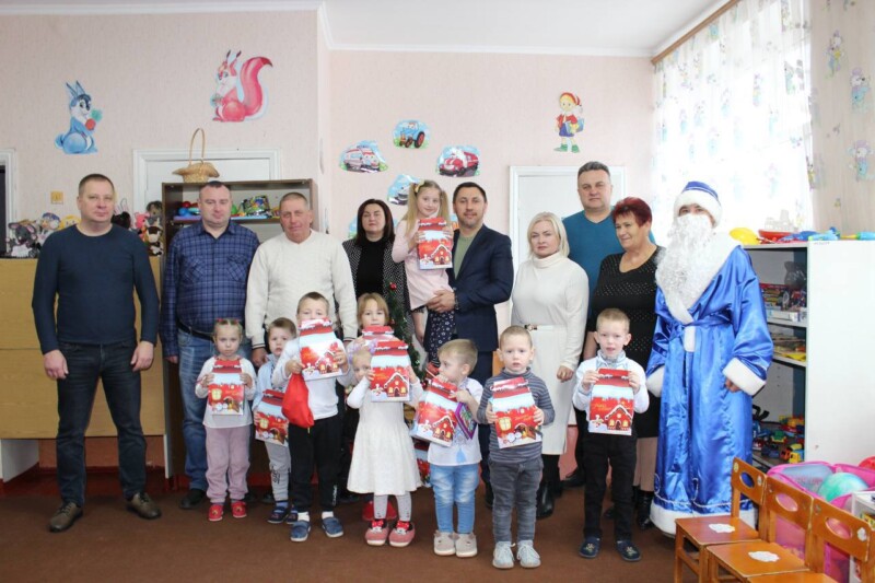 Поїздка на округ до малюків з подарунками від Святого Миколая